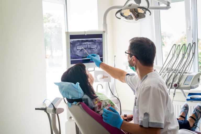 Zahnarzt erklärt Röntgenbild