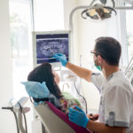 Arzt zeigt Patient Röntgenbild